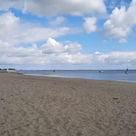 Apartamento Surf Shack 2 - Mit Gemeinschaftsbad, Blick Auf Den Deich, Gemeinschaftsgarten Und Wlan, 200m Zum Strand, Parkplatz, Promenade In 10 Minuten Erreichbar